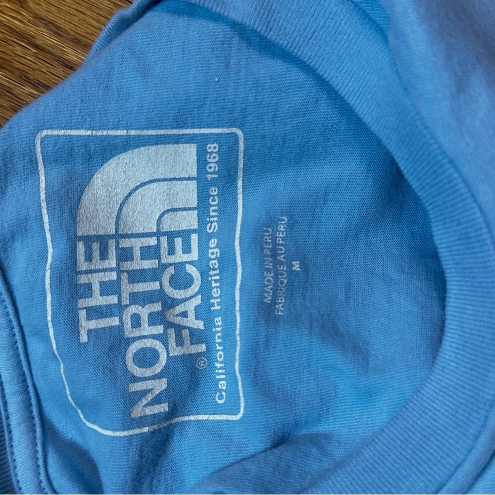 The North Face Sky Blue Tee Adventure Shirt Mens Size M Outdoor Activewear Light - Picture 4 of 8